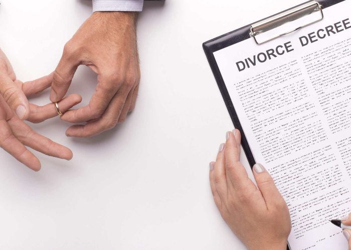 lawyer-draw-up-divorce-decree-on-planner-CT52XDA.jpg